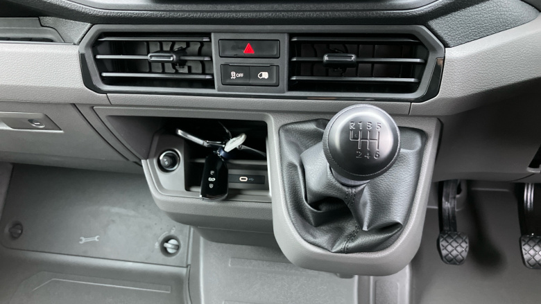 Volkswagen Crafter Cr35 Mwb Diesel Fwd 2.0 TDI 140PS Commerce Plus Low Roof Van